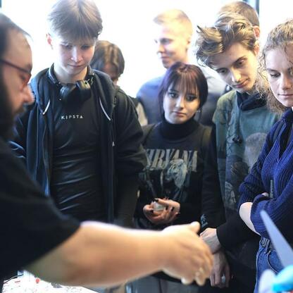 Zdjęcie przedstawia uczestników EduPromoDay, edukacyjnego wydarzenia promującego wyższe studia w Śląsku. (wygenerowano przez AI)