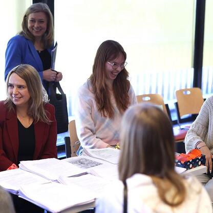 Edukacyjne spotkanie na EduPromoDay, gdzie młodzi ludzie omawiają kierunki studiów i kariery w Śląsku. (wygenerowano przez AI)