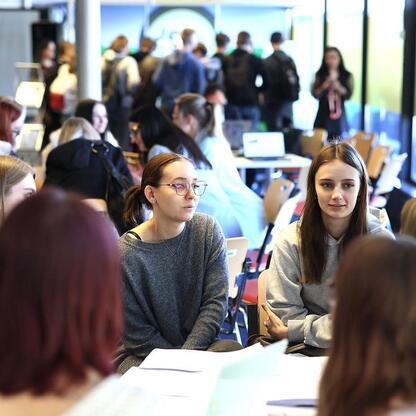 Edukacyjne spotkanie na EduPromoDay w Katowicach, gdzie młodzi ludzie uczą się o szansach edukacyjnych i zawodowych w regionie Śląskim. (wygenerowano przez AI)