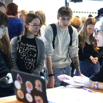 Grupa młodych ludzi omawia studia z przedstawicielem EduPromoDay w Katowicach. (wygenerowano przez AI)
