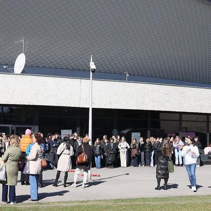 Zdjęcie przedstawia aktywną grupę osób na EduPromoDay w Katowicach, promującym edukację wyższą i kierunki studiów. (wygenerowano przez AI)