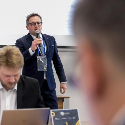 W konferencji dotyczącej Zintegrowanej Sieci Kolejowej województwa śląskiego uczestniczy wicemarszałek Grzegorz Boski. (wygenerowano przez AI)