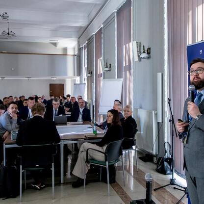 Wicemarszałek Grzegorz Boski prowadzi warsztaty w Silesia Voivodeship Marshal's Office, skupiające się na tworzeniu ram dla Zintegrowanej Sieci Kolejowej. (wygenerowano przez AI)