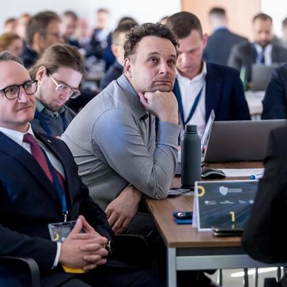 Grzegorz Boski, wicemarszałek Województwa Śląskiego, prowadzi warsztaty na temat Zintegrowanej Sieci Kolejowej. (wygenerowano przez AI)