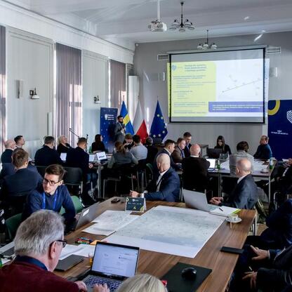 W konferencji w Silesia Voivodeship Marshal's Office uczestniczą przedstawiciele regionów rozwijając strategię Zintegrowanej Sieci Kolejowej do 2035 roku. (wygenerowano przez AI)