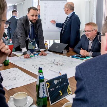 Grupa profesjonalistów w Silesia Voivodeship Marshal's Office pracuje nad strategią dla Zintegrowanej Sieci Kolejowej. (wygenerowano przez AI)