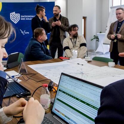 W konferencji wojewódzkiej w Słupsku omawiane są strategie rozwoju Zintegrowanej Sieci Kolejowej. (wygenerowano przez AI)
