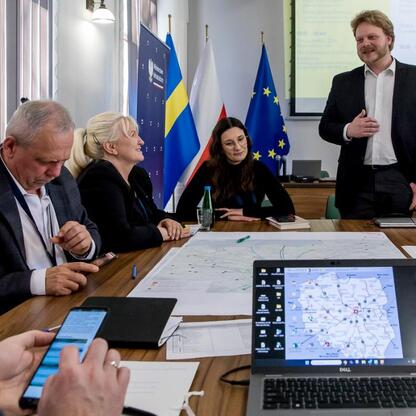 Województwo Śląskie: warsztaty w Silesian Voivodeship Marshal's Office, rozwój Zintegrowanej Sieci Kolejowej. (wygenerowano przez AI)