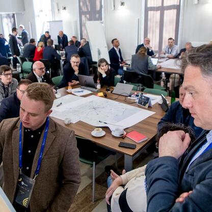 Województwo Śląskie: warsztaty w Urzędzie Marszałkowskim, rozwój kolejowej infrastruktury do 2035 roku. (wygenerowano przez AI)