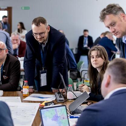 Grupa ekspertów pracuje nad planem Zintegrowanej Sieci Kolejowej w Urzędzie Marszałkowskim Województwa Śląskiego. (wygenerowano przez AI)