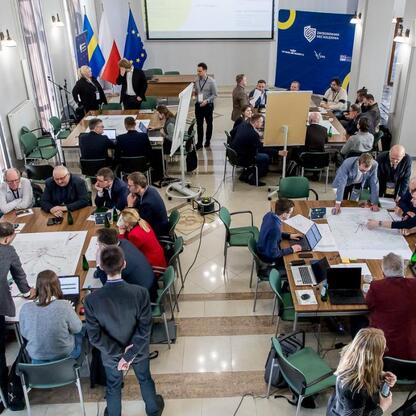 W konferencji w Silesia Voivodeship Marshal's Office uczestniczą samorządowcy, eksperci i specjaliści rozwijając projekt Zintegrowanej Sieci Kolejowej. (wygenerowano przez AI)