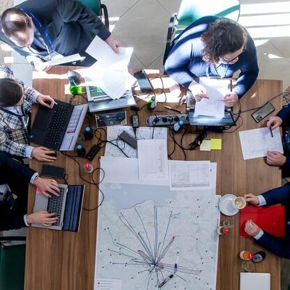 Grupa ekspertów omawia strategię rozwoju kolejowego w Śląsku. (wygenerowano przez AI)