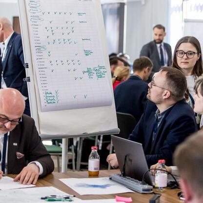 W konferencji wojewódzkiej w Urzędzie Marszałkowskim w Śląsku omawiane są plany rozwoju Zintegrowanej Sieci Kolejowej. (wygenerowano przez AI)