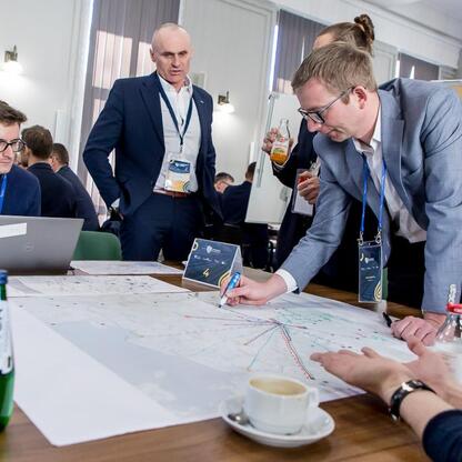 Grupa ekspertów omawia strategię rozwoju kolejowego w Śląsku, podczas warsztatów zorganizowanych przez Centralny Port Komunikacyjny i PKP Polskie Linie Kolejowe. (wygenerowano przez AI)