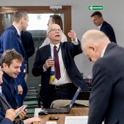 W konferencji dotyczącej Zintegrowanej Sieci Kolejowej uczestniczyli przedstawiciele regionów i eksperci. (wygenerowano przez AI)