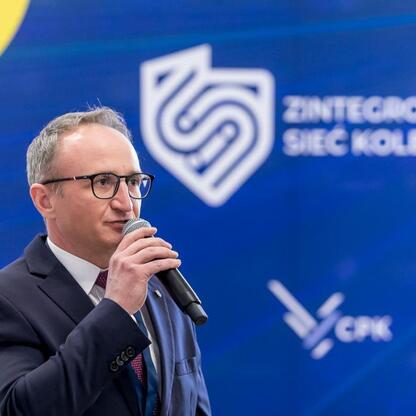 Grzegorz Boski, wicemarszałek Województwa Śląskiego, prezentuje strategię rozwoju Zintegrowanej Sieci Kolejowej. (wygenerowano przez AI)