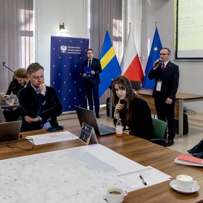 Wicemarszałek Grzegorz Boski koordynuje warsztaty w Silesia, rozwijając Zintegrowaną Sieć Kolejową. (wygenerowano przez AI)