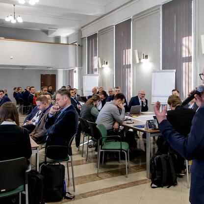 W konferencji w Silesia Voivodeship Marshal's Office uczestniczą eksperci i samorządowcy omawiają rozwój kolejowego transportu. (wygenerowano przez AI)