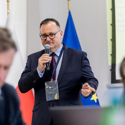 Grzegorz Boski, wicemarszałek Śląska, omawia rozwój kolejowy na konferencji. (wygenerowano przez AI)