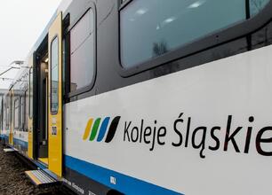 Zaokrąglony logo "Koleje Śląskie" na białym tle z niebieskimi i żółtymi akcentami. (wygenerowano przez AI)