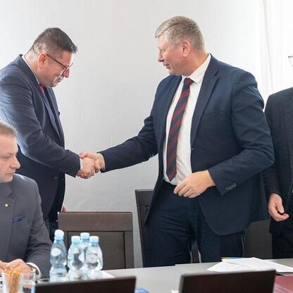Wojewódzka Rada Rynku Pracy: Rafał Adamczyk i Przemysław Koperski podsumowują kadencję, planując współpracę. (wygenerowano przez AI)