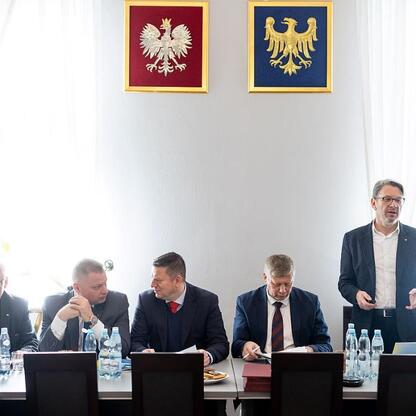 Wojewódzka Rada Rynku Pracy w Śląsku. Członek Zarządu Rafał Adamczyk prowadzi obrady. (wygenerowano przez AI)