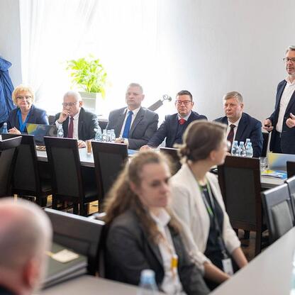 Rafał Adamczyk, członek zarządu województwa, prowadzi obradę Wojewódzkiej Rady Rynku Pracy. (wygenerowano przez AI)