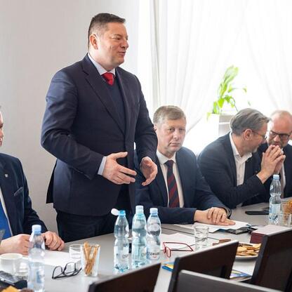 Wojewódzka Rada Rynku Pracy, marcowe posiedzenie, Rafał Adamczyk, Przemysław Koperski, dyskusja o regionalnym rynku pracy i skutkach powodzi. (wygenerowano przez AI)