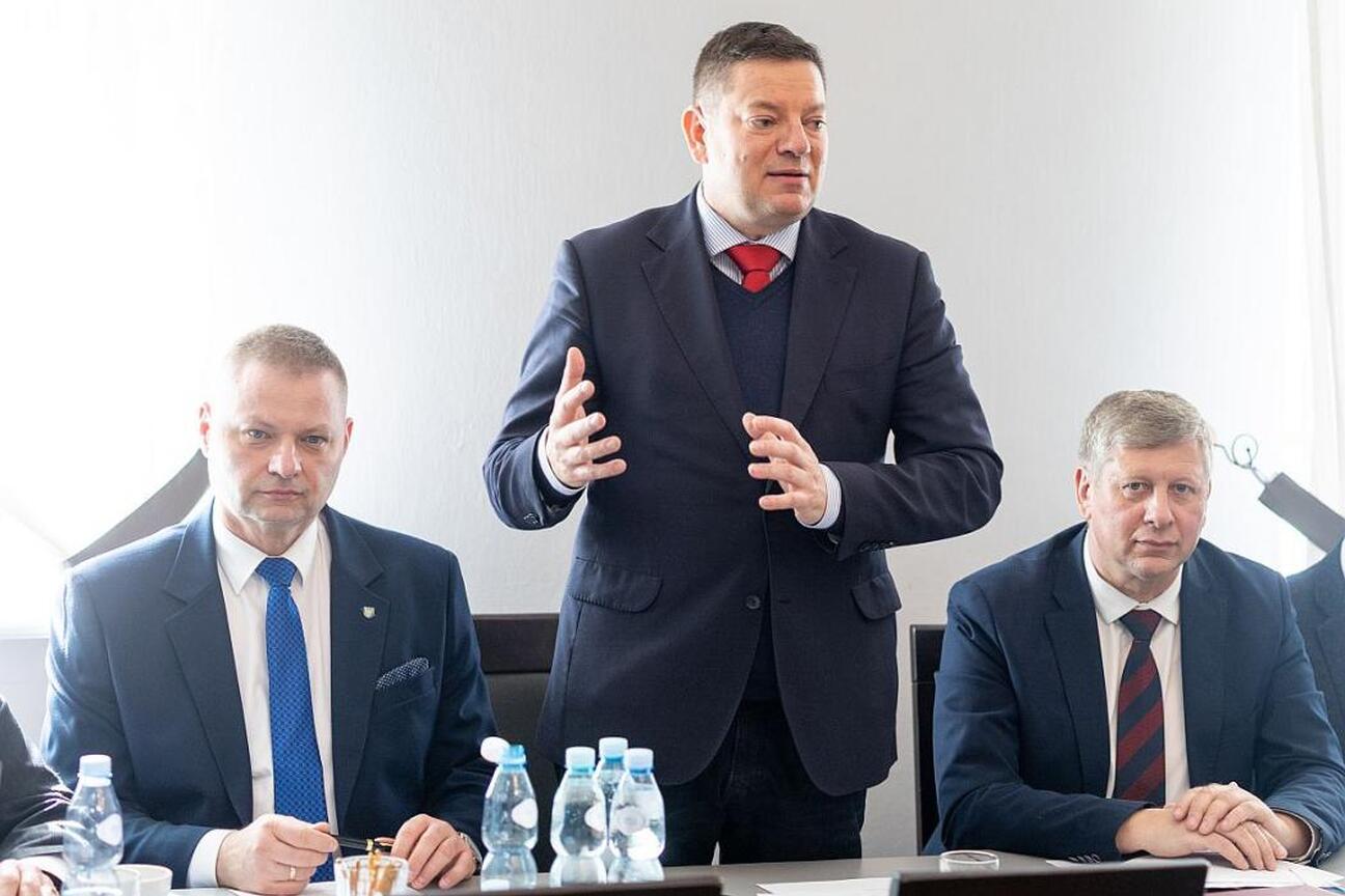 Członek Zarządu Województwa Rafał Adamczyk odbiera certyfikat, podczas obrad Wojewódzkiej Rady Rynku Pracy. (wygenerowano przez AI)