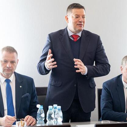 Rafał Adamczyk, członek zarządu Województwa Śląskiego, przemawia na spotkaniu Wojewódzkiej Rady Rynku Pracy. (wygenerowano przez AI)
