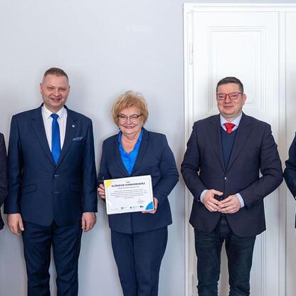 Członek Zarządu Województwa Rafał Adamczyk podczas obrad Wojewódzkiej Rady Rynku Pracy. (wygenerowano przez AI)