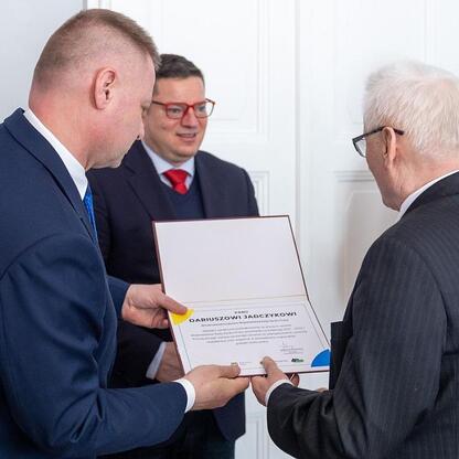 Wojewódzka Rada Rynku Pracy: prezentacja certyfikatu dla Dariusza Jadczyka. (wygenerowano przez AI)