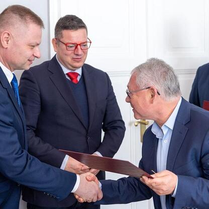 Wojewódzka Rada Rynku Pracy: Rafał Adamczyk i Przemysław Koperski podsumowują kadencję, podpisywani dokumentami i szukający porozumienia. (wygenerowano przez AI)