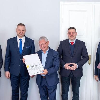 Członek Zarządu Województwa Rafał Adamczyk podczas obrad Wojewódzkiej Rady Rynku Pracy. (wygenerowano przez AI)