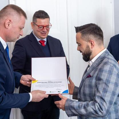 Rafał Adamczyk odbiera certyfikat na uroczystości Wojewódzkiej Rady Rynku Pracy. (wygenerowano przez AI)