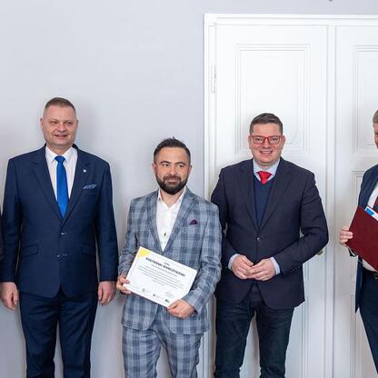 Członek Zarządu Województwa Rafał Adamczyk podczas uroczystej sesji Wojewódzkiej Rady Rynku Pracy. (wygenerowano przez AI)