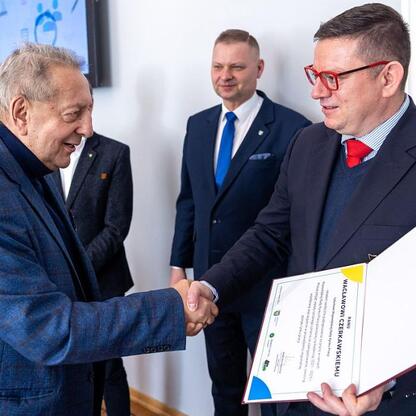 Rafał Adamczyk i Przemysław Koperski podczas spotkania Wojewódzkiej Rady Rynku Pracy, podsumowują działania wobec powodzi i sytuację na rynku pracy. (wygenerowano przez AI)