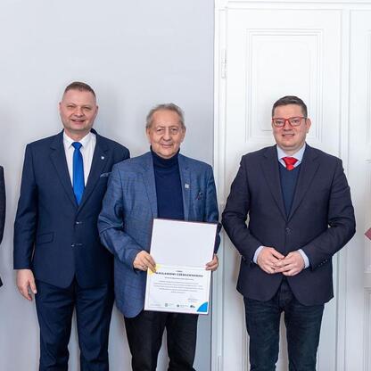Członek Zarządu Województwa Rafał Adamczyk odbiera certyfikat na spotkaniu Wojewódzkiej Rady Rynku Pracy. (wygenerowano przez AI)