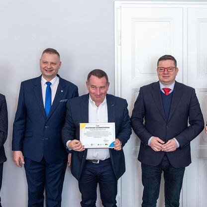 Rafał Adamczyk, członek zarządu województwa, uczestniczy w ceremonii wręczenia nagród na spotkaniu Wojewódzkiej Rady Rynku Pracy. (wygenerowano przez AI)