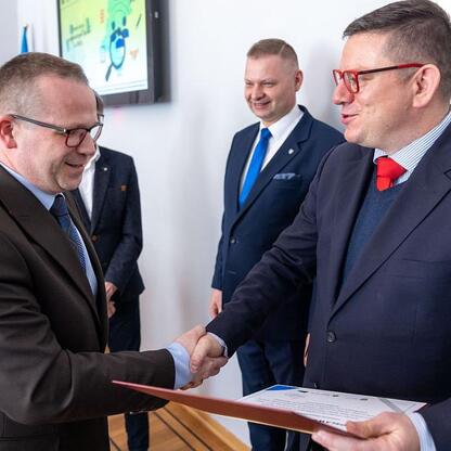 Rafał Adamczyk, członek zarządu województwa, podczas spotkania Wojewódzkiej Rady Rynku Pracy. (wygenerowano przez AI)