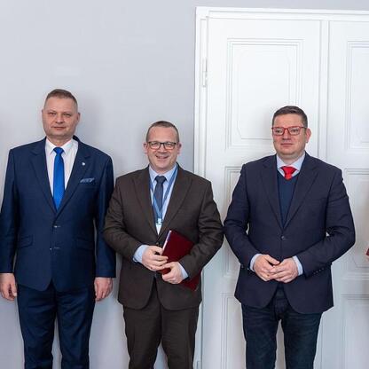 Członek Zarządu Województwa Rafał Adamczyk i goście obrad Wojewódzkiej Rady Rynku Pracy omawiają regionalny plan zatrudnienia. (wygenerowano przez AI)