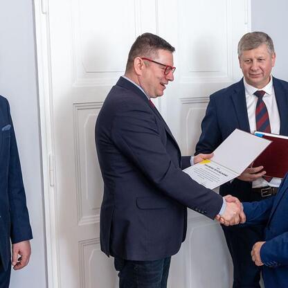 Rafał Adamczyk (Członek Zarządu Województwa) wita gościa na spotkaniu Wojewódzkiej Rady Rynku Pracy. (wygenerowano przez AI)