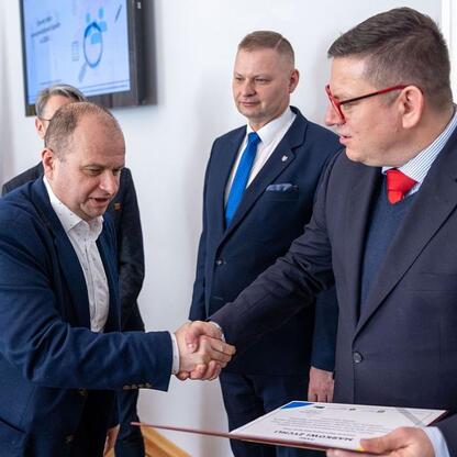 Rafał Adamczyk, członek zarządu Województwa Śląskiego, podczas spotkania Wojewódzkiej Rady Rynku Pracy. (wygenerowano przez AI)