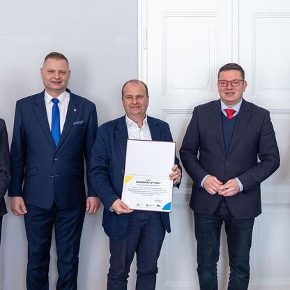 Członek Zarządu Województwa Rafał Adamczyk uczestniczy w uroczystości wręczenia nagród na spotkaniu Wojewódzkiej Rady Rynku Pracy. (wygenerowano przez AI)