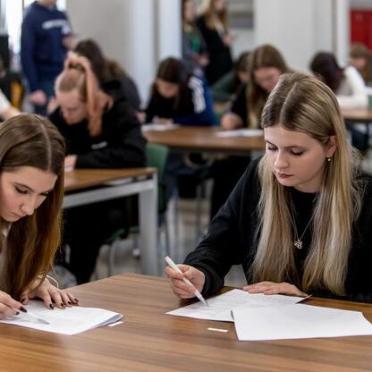 Grupa studentów wzięła udział w finałowym etapie konkursu wiedzy o pierwszej pomocy, organizowanego przez Śląskie Youth Parliament. (wygenerowano przez AI)
