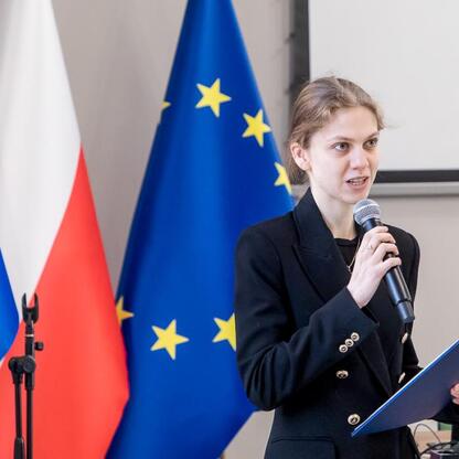Podczas finału konkursu wiedzy o pierwszej pomocy województwa śląskiego uczestniczyła reprezentantka IV Liceum Ogólnokształcącego im. Mikołaja Reja w Zabrzu. (wygenerowano przez AI)