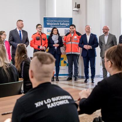 Zakończenie konkursu wiedzy o pierwszej pomocy województwa śląskiego, uczestnicy i władze regionu. (wygenerowano przez AI)
