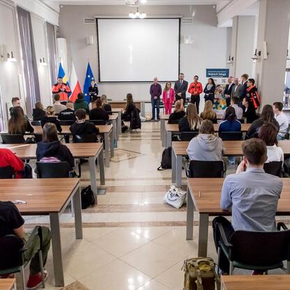 Konferencja o pierwszej pomocy, uczestnicy z Silesia i Parlamentu Województwa Śląskiego. (wygenerowano przez AI)