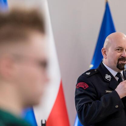Wojewódzkie Pogotowie Ratunkowe na konkursie wiedzy o pierwszej pomocy. (wygenerowano przez AI)