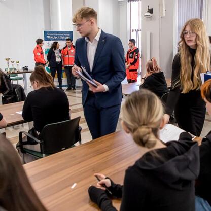 Wojewódzki konkurs wiedzy o pierwszej pomocy, uczestnicy w akcji. (wygenerowano przez AI)